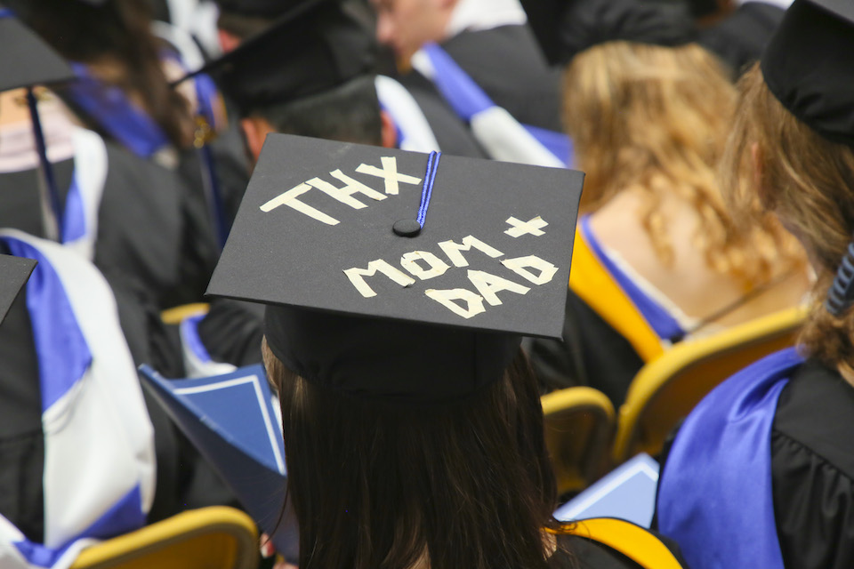 Mortarboard that says thanks mom and dad.