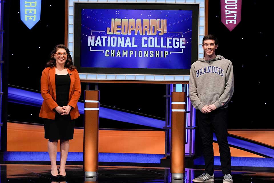 Joey Kornman ‘23 with Jeopardy! host Mayim Bialik 