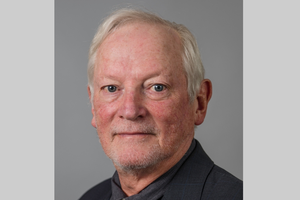 Portrait photo of Frederick Alt, who has sponsored a fellowship for undergraduate biology students that will allow them to perform summer lab 