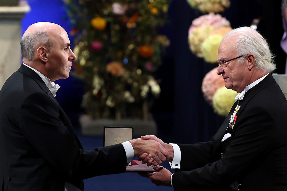 Drew Weissman shaking the hand of the King of Sweden as he receives Nobel Prize. 