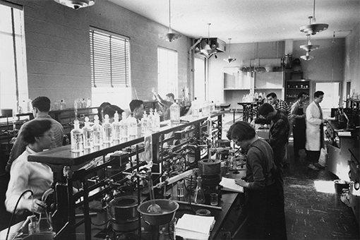 Black and white photo of Labs in Ford Hall in the 1950s