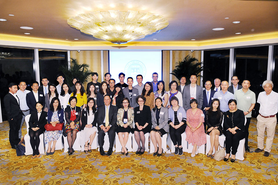 President Ron Liebowitz seated with group of Brandeis alumni and families in Hong Kong 
