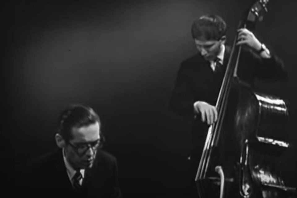 Black and white photo of Bill Evans and Chuck Israels performing.