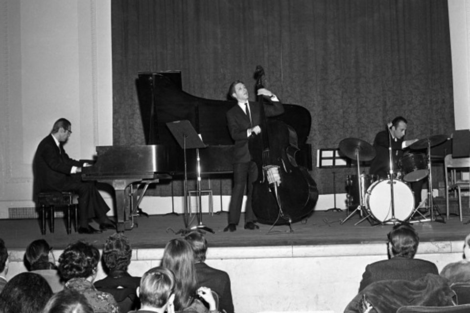 Chuck Israels with the Bill Davis trio performing at Town Hall in NYC